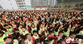 人们欢呼雀跃的场景