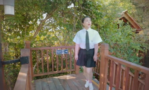 傅首尔正在做运动