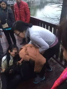 崩溃掀桌！妻子遭家暴后回娘家，丈夫竟还想动手