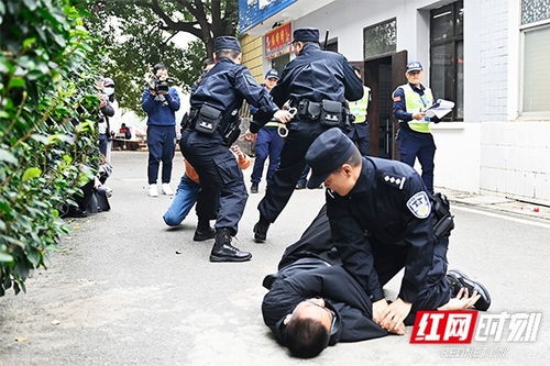 警方通报：拒绝加塞反遭纹身男辱骂恐吓，王某鑫被行拘
