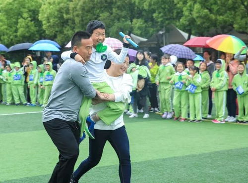 骑手们一起举着奶茶拍照留念