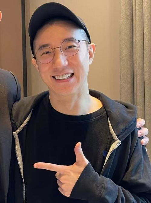 71岁成龙与房祖名罕见同框，背后故事引人深思