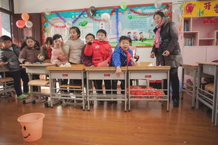 孩子们在校园中快乐玩耍