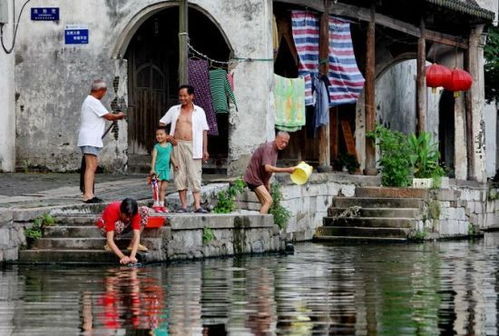 河边悠闲的人们