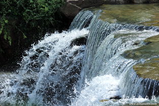 北方山区雨后的模糊景象