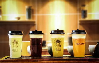 一群年轻人在霸王茶姬门口排队