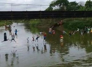 新疆一景区吊桥事故致多人伤亡，背后真相令人揪心