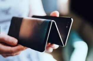 moto razr 60冰钻限定版手机展开状态