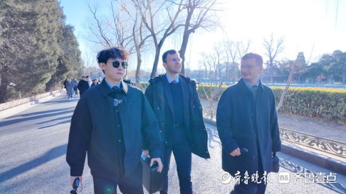 马库斯含泪抚摸殉难者名单墙背后的感人故事