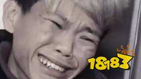 男子表情痛苦地低着头