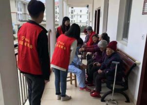 志愿者看望老人