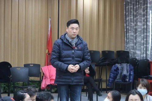 大学生们讨论教师坠楼事件