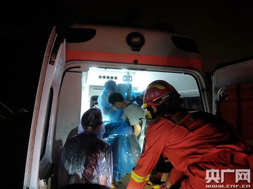 救援人员在水中搜索