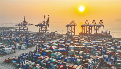 繁忙的港口集装箱运输场景