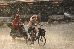 郑州暴雨亲历者讲述：路上竟漂着电动车！