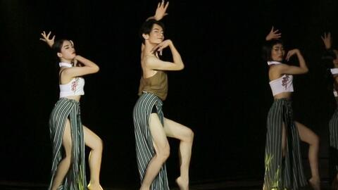 英国旗手穿人字拖入场