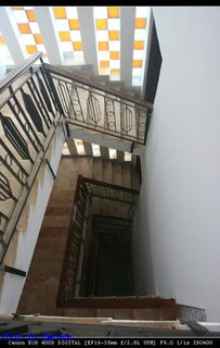 秘鲁情侣楼梯间'飞扑拥抱'致一死一伤，护栏缺失酿悲剧