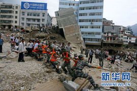 救援人员在灾区工作