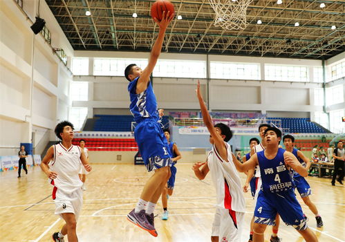 一群青少年正在进行激烈的篮球比赛