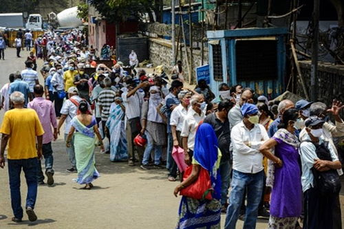 印度民众排队等待接种疫苗场景