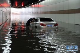 惊险！郑州司机隧道被困10分钟，水漫至车窗的生死瞬间