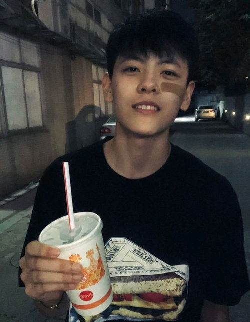 杨舒予帅气生活照