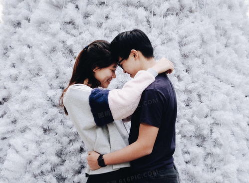 情侣拥抱示意图