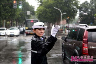 交警在雨中指挥交通