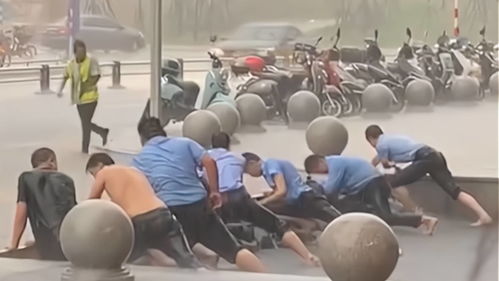 员工们筑起坚固的人墙