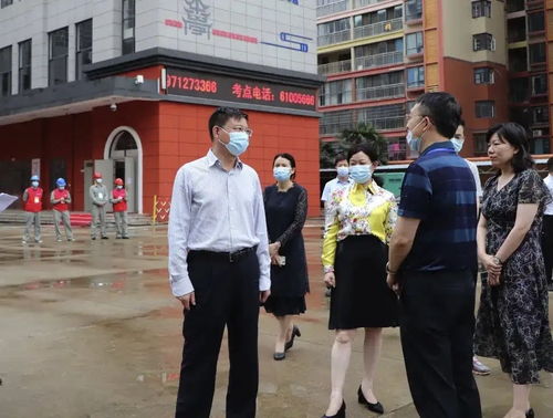 度假区工作人员安抚游客