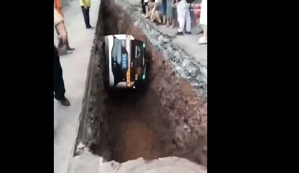 惊！萝卜快跑无人网约车竟载客坠入施工沟槽，官方沉默引担忧