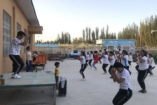 乡村体育指导员带领村民们一起做健身操