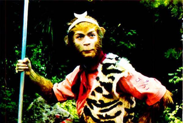 合影要钱的‘猴哥’被骂得落荒而逃，背后故事真离奇！