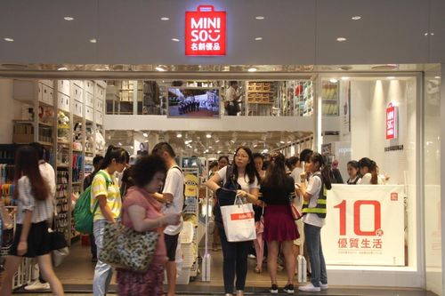 名创优品店内的周边产品