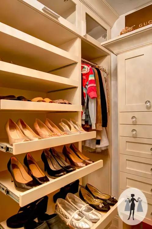 摆满洞洞丑鞋的货架