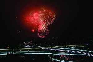 世运会神树烟花下的流星雨奇观