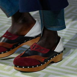 工人正在制作洞洞丑鞋