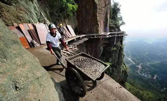 工人正在检查玻璃栈道