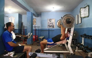 人们在健身房认真锻炼