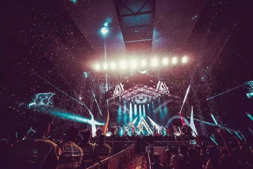 两个人开心地拿着演唱会门票