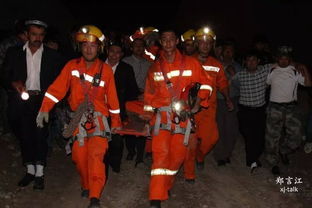 子弟兵在悬崖边救助群众