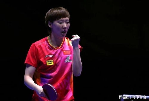 王曼昱在比赛中挥拍击球