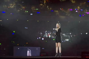 女主持人在舞台上主持