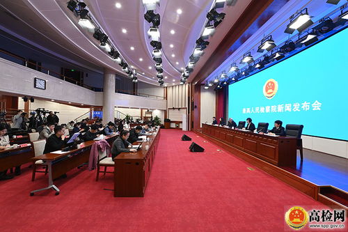 甘肃山洪灾害发布会现场：为遇难者默哀的感人瞬间