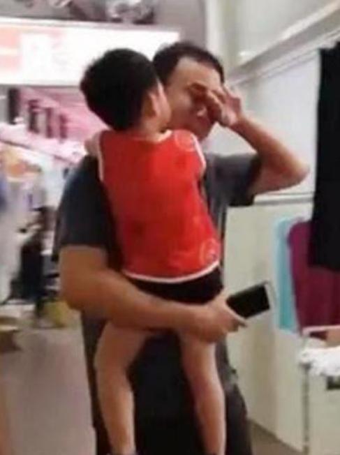 抖音热搜：下班要用跑的？背后故事引深思