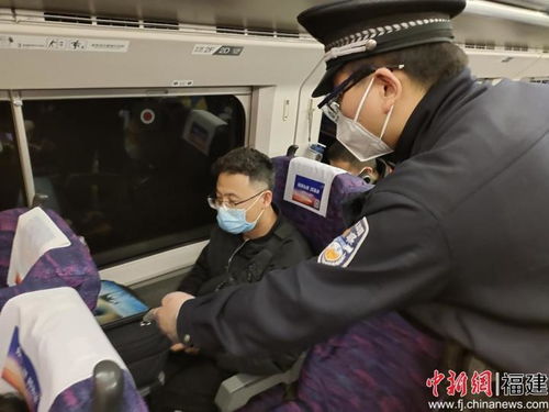 女子霸座被拘，车厢掌声背后的故事