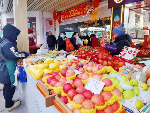 水果摊位上摆满各种水果