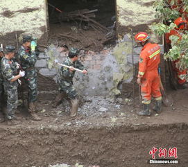 救援人员清理淤泥