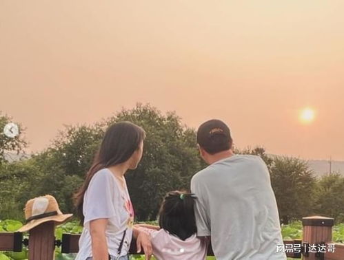 一家三口温馨画面