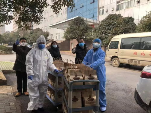 年轻人带物资归来